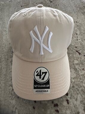 '47 Clean Up New York Yankees Adjustable Cream and white Baseball Cap